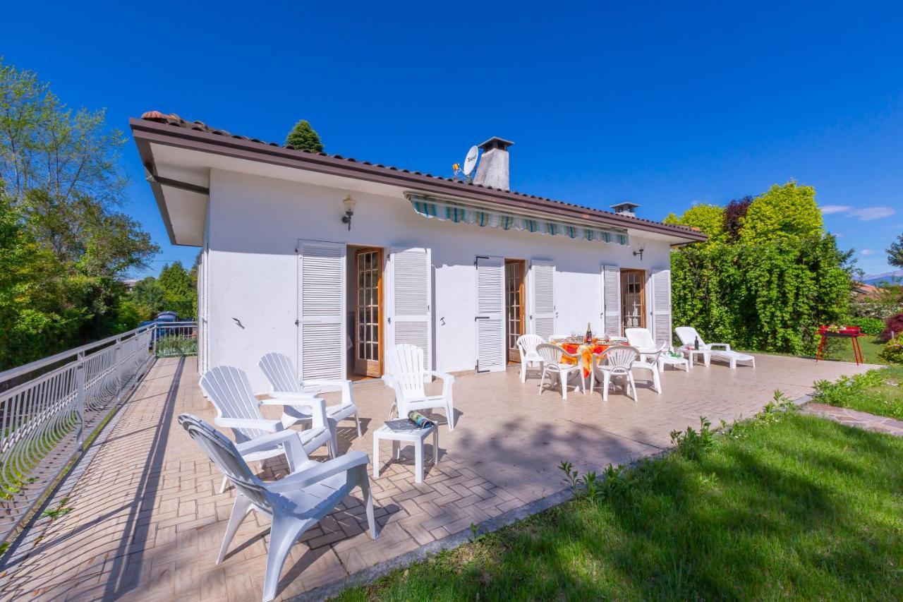 Villa Martine Au Bord Du Lac - Happy Rentals Cadrezzate Exterior photo