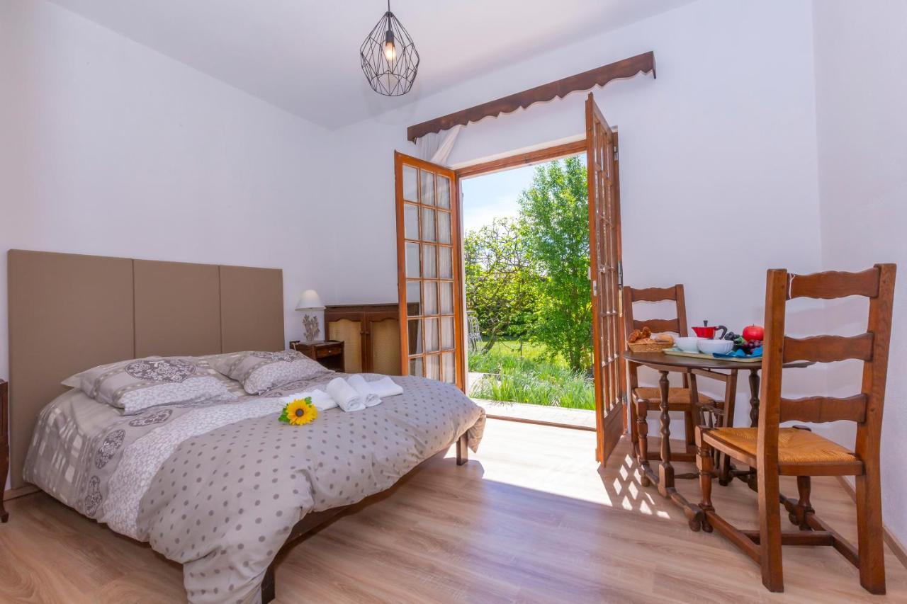 Villa Martine Au Bord Du Lac - Happy Rentals Cadrezzate Exterior photo