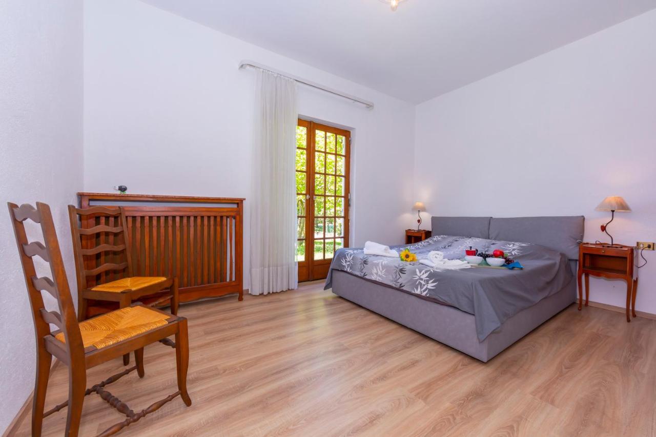 Villa Martine Au Bord Du Lac - Happy Rentals Cadrezzate Exterior photo